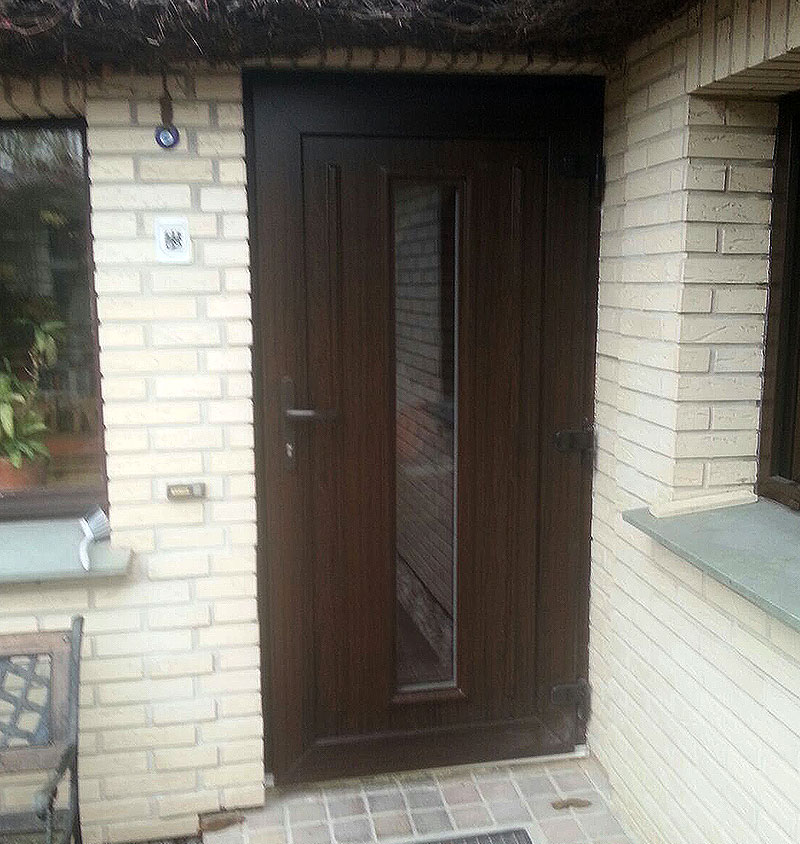 Drzwi wejściowe PVC ciemny dąb – BLAU IDEAL 4000
